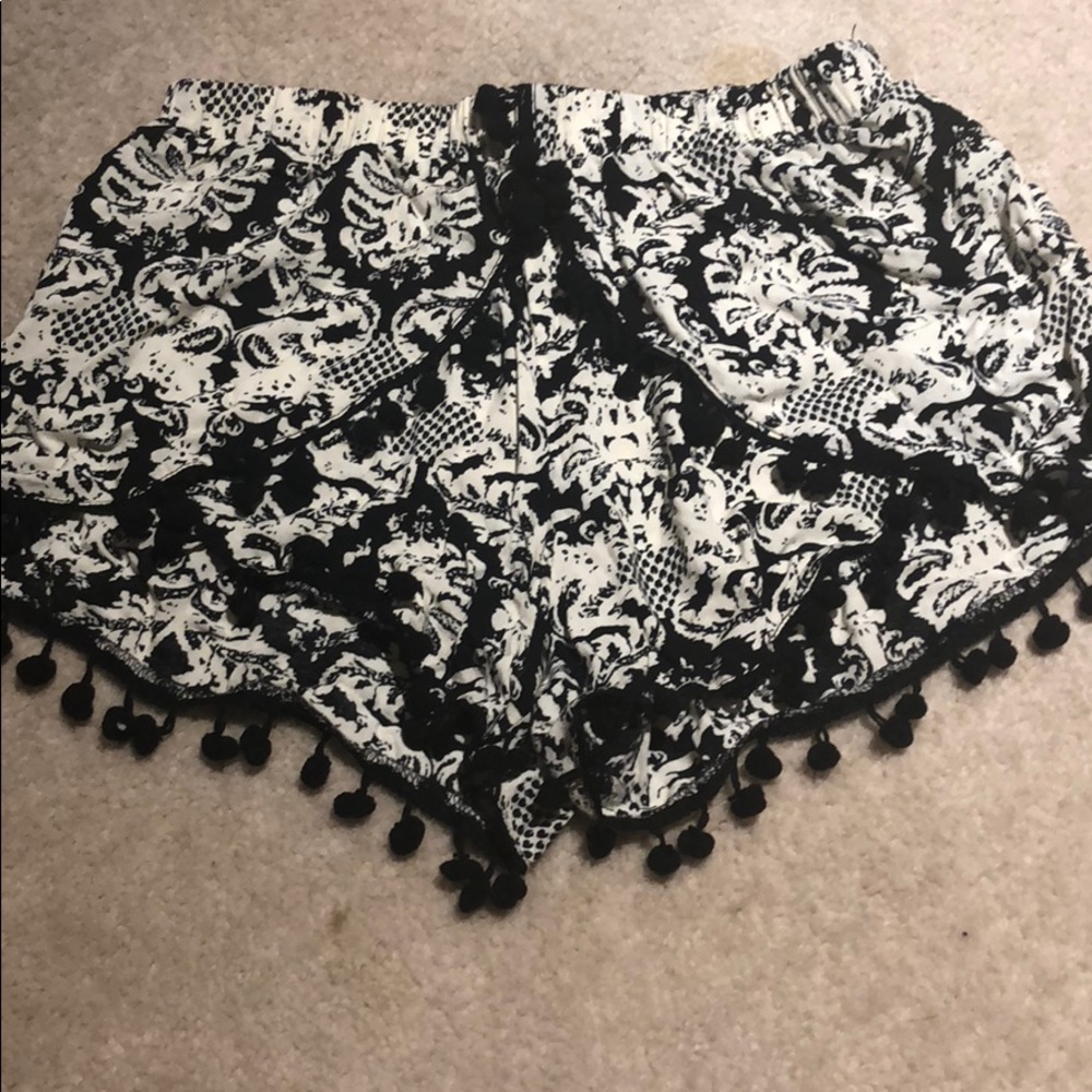Black and white flowy shorts 😝